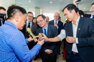 Minister of Science and Technology Huynh Thanh Dat (C) and Deputy Minister Bui The Duy (R) inspect a sea cucumber produced under an Aus4Innovation program that was exhibited at the Australia-Vietnam Innovation Partnership Day in Hanoi, June 30, 2023. Photo by VnExpress/Tung Dinh